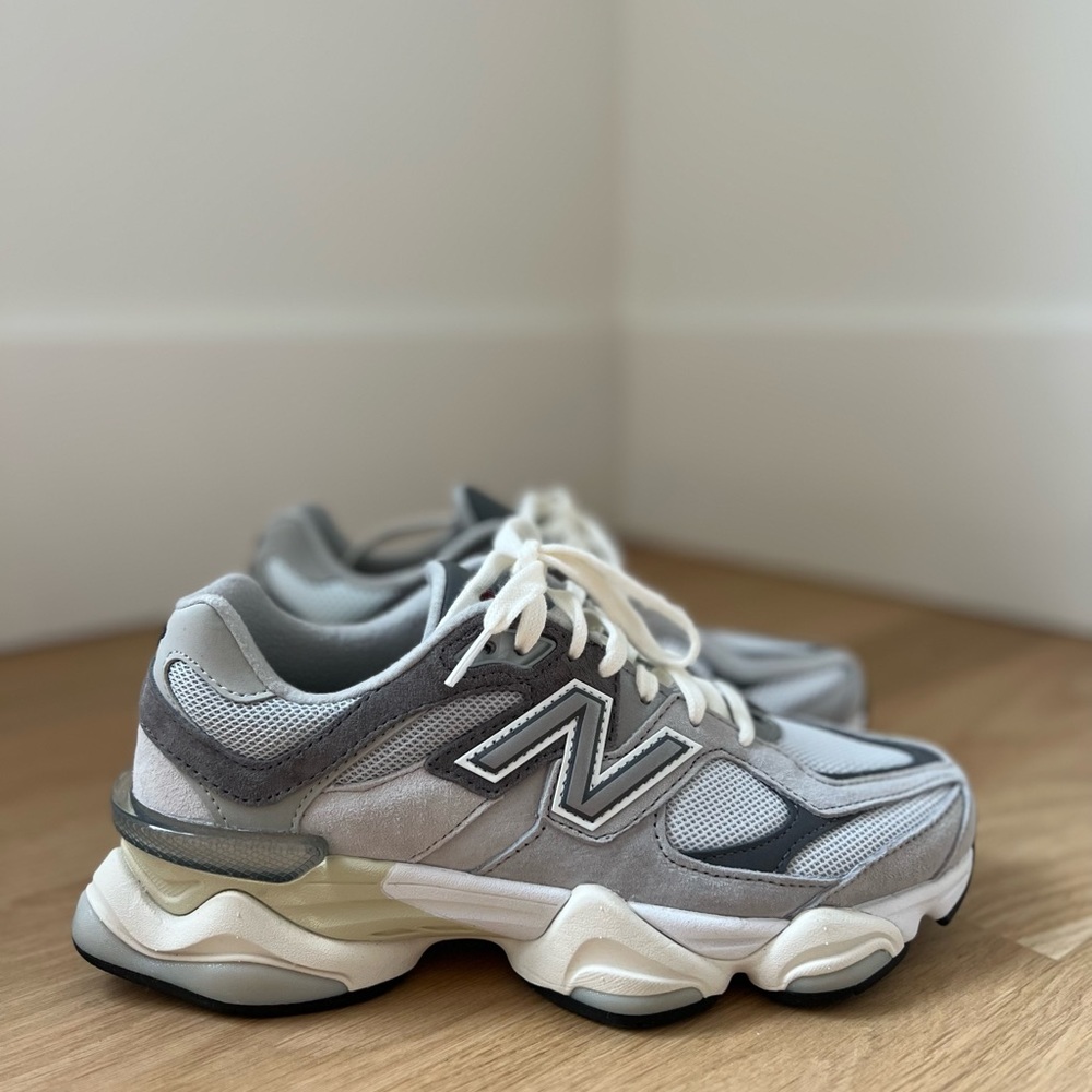 Like New New Balance Unisex 9060s Women's size 8/Men's size 6.5